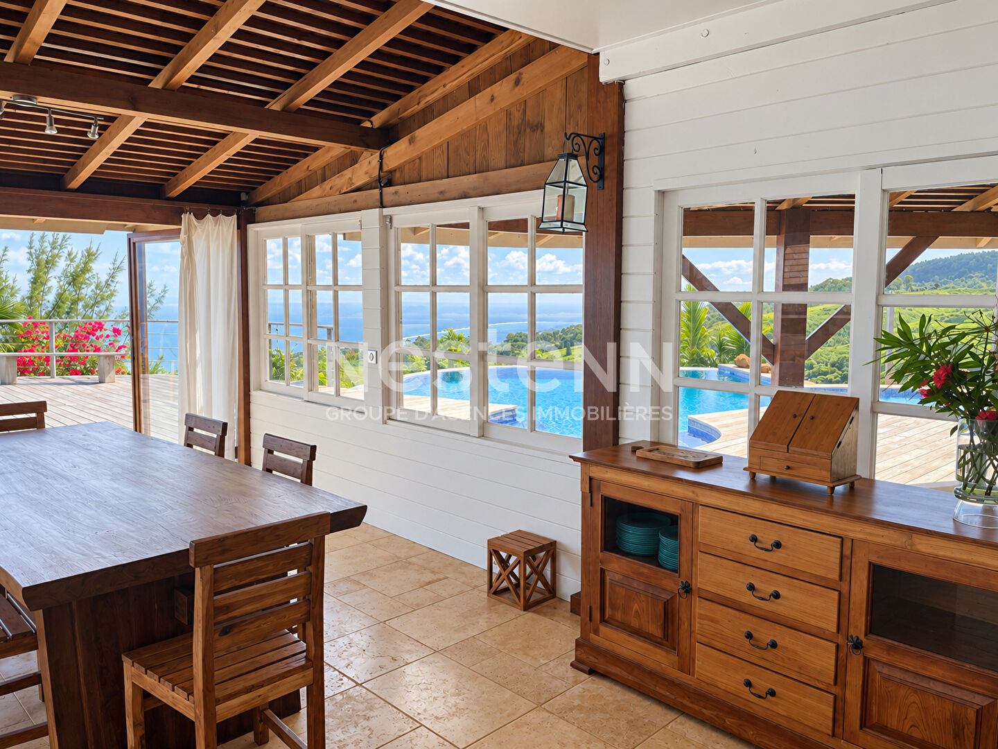 Découvrez cette magnifique maison en bois de 250 m² située à Mata Miti, Punaauia, disponible à la vente !