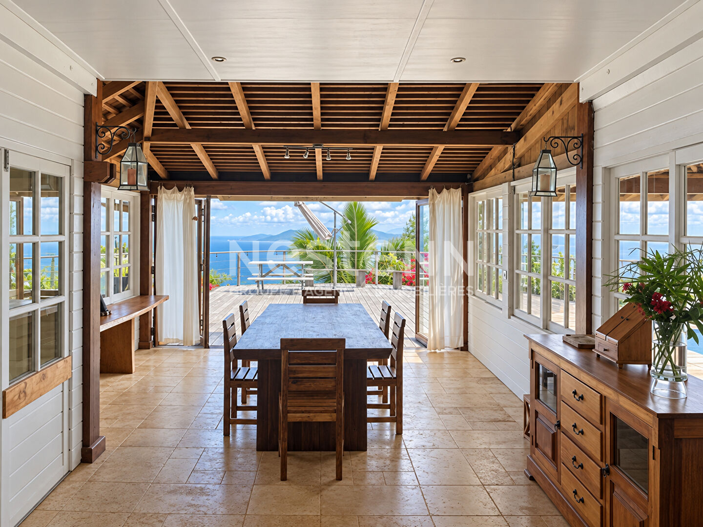 Découvrez cette magnifique maison en bois de 250 m² située à Mata Miti, Punaauia, disponible à la vente !