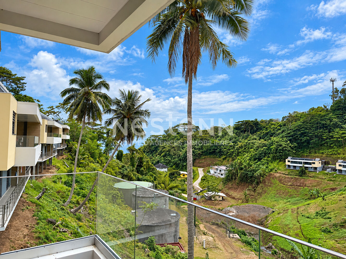 A vendre sur PAMATAI HILLS jolie maison neuve F4 mitoyenne de 118,8 m2, avec vue dégagée