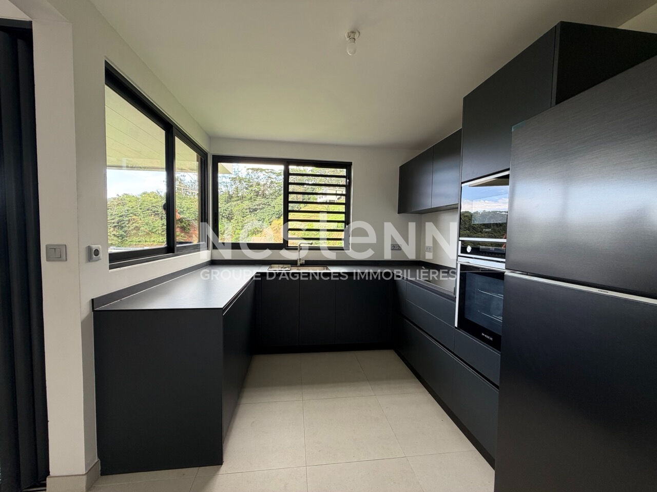 A vendre sur PAMATAI HILLS jolie maison neuve F4 mitoyenne de 118,8 m2, avec vue dégagée