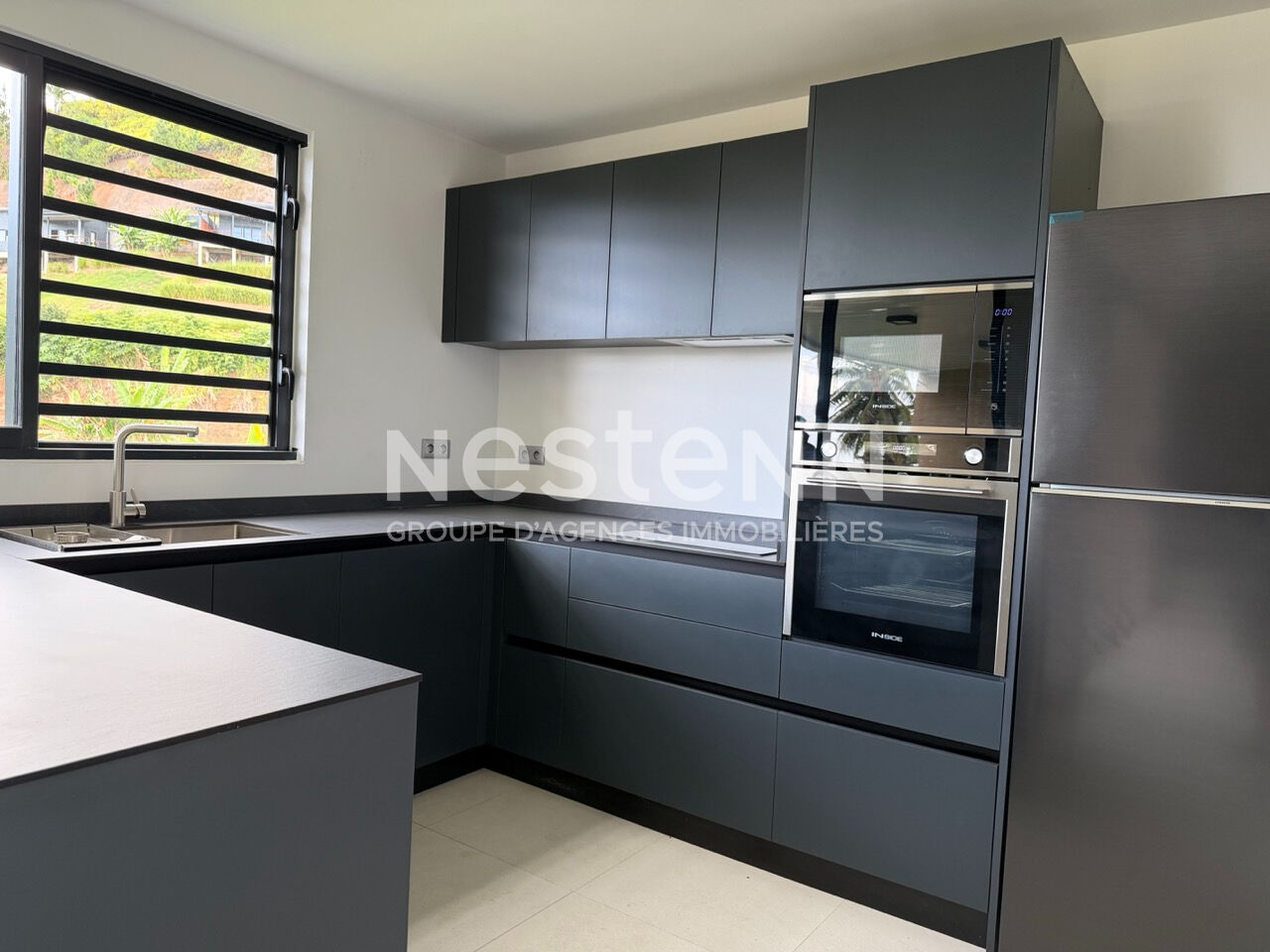 A vendre sur PAMATAI HILLS jolie maison neuve F4 mitoyenne de 118,8 m2, avec vue dégagée