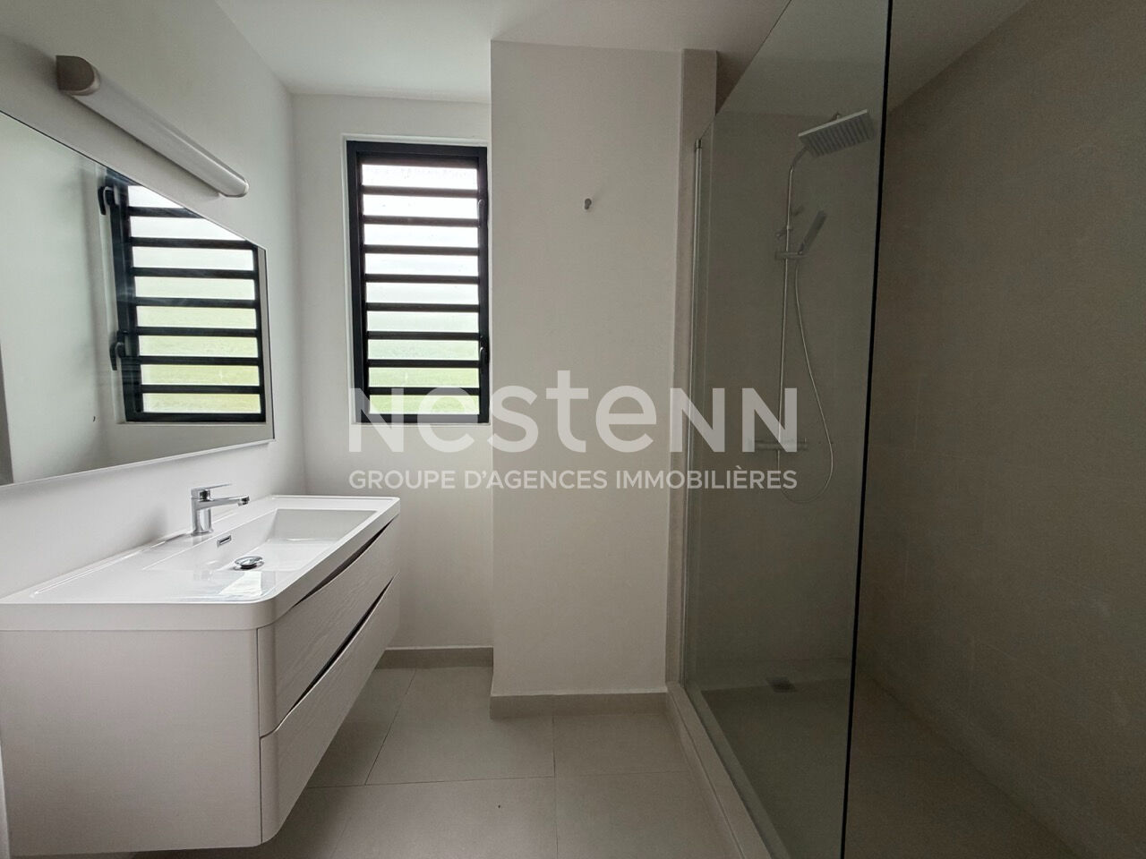 A vendre sur PAMATAI HILLS jolie maison neuve F4 mitoyenne de 118,8 m2, avec vue dégagée