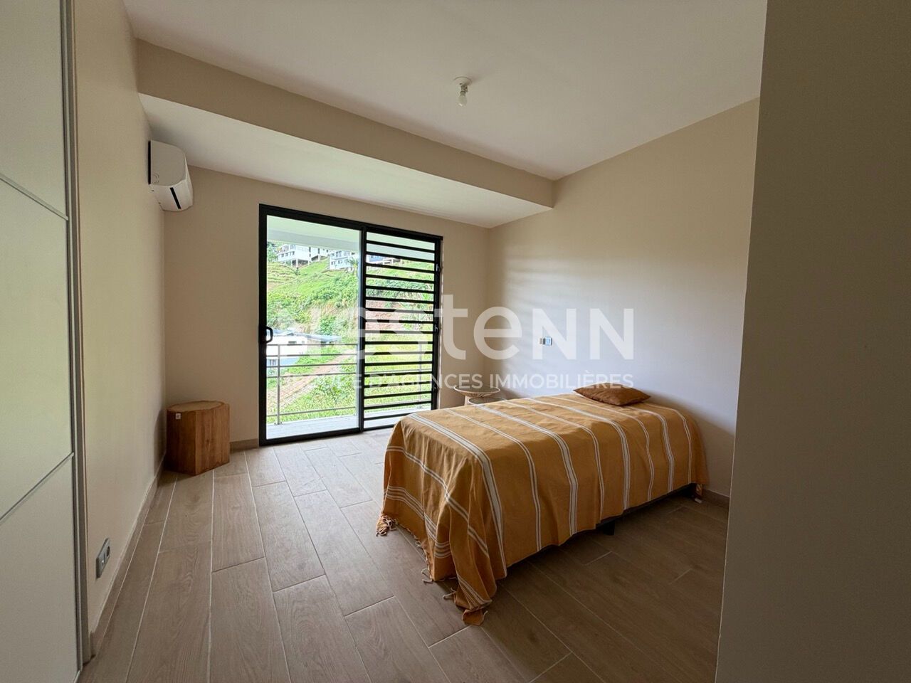 A vendre sur PAMATAI HILLS jolie maison neuve F4 mitoyenne de 118,8 m2, avec vue dégagée