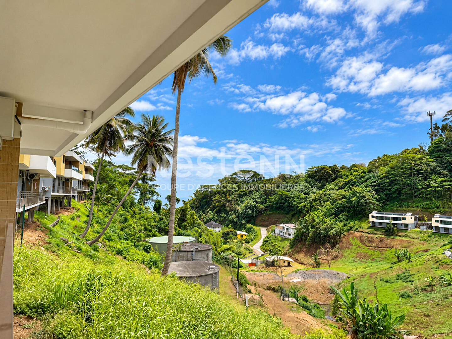 A vendre sur PAMATAI HILLS jolie maison neuve F4 mitoyenne de 118,8 m2, avec vue dégagée