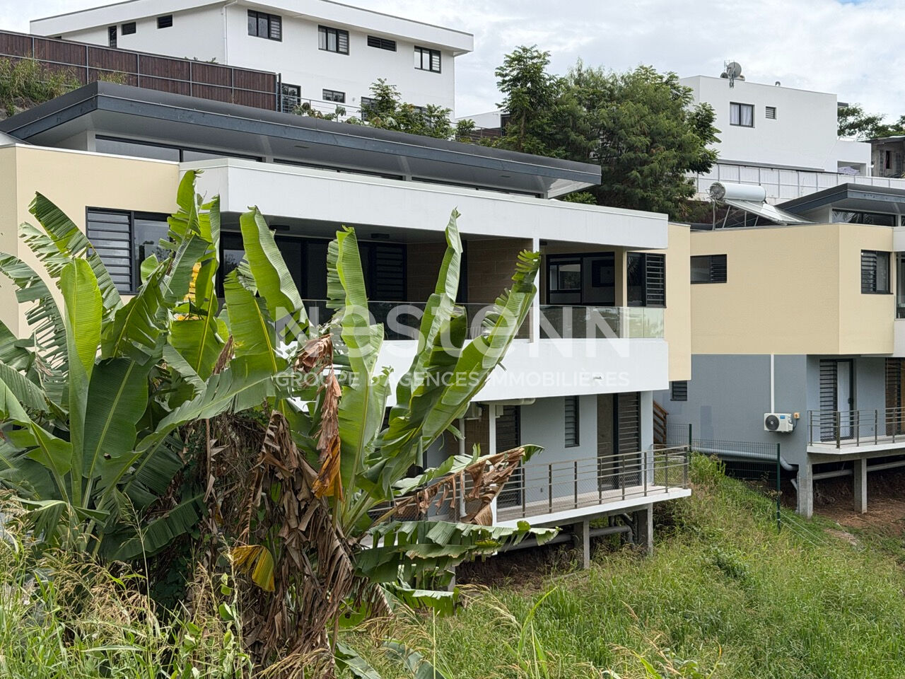 A vendre sur PAMATAI HILLS jolie maison neuve F4 mitoyenne de 118,8 m2, avec vue dégagée
