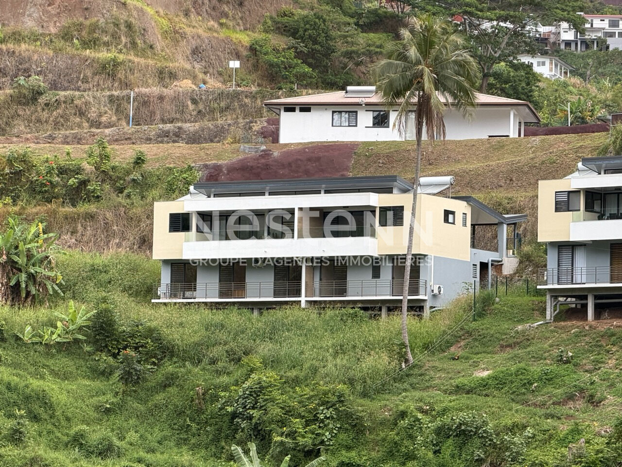 A vendre sur PAMATAI HILLS jolie maison neuve F4 mitoyenne de 118,8 m2, avec vue dégagée