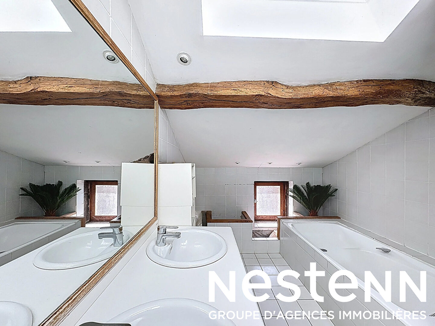 A vendre : Maison de village - 5 chambres - 2500m2 de terrain - dépendance - Secteur MACON (71000)