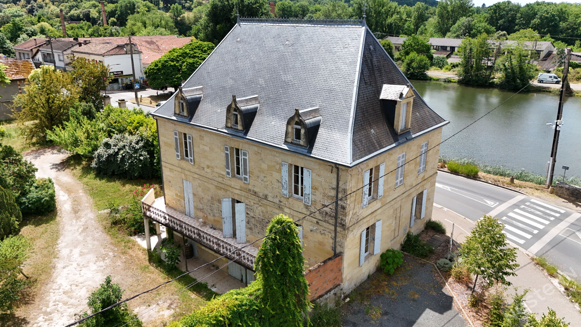 Maison 13 pièces 385 m² · à Lalinde · 385 m² · 276 000 €