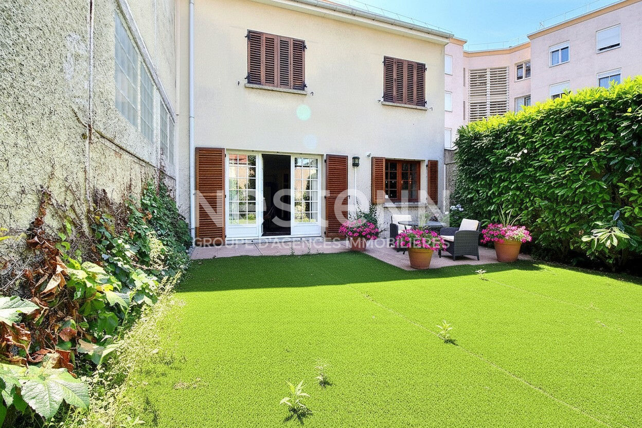Maison Courbevoie traversante 8 pièces 200 m2 jardin parking 5 chambres à 5 minutes de la gare de Courbevoie
