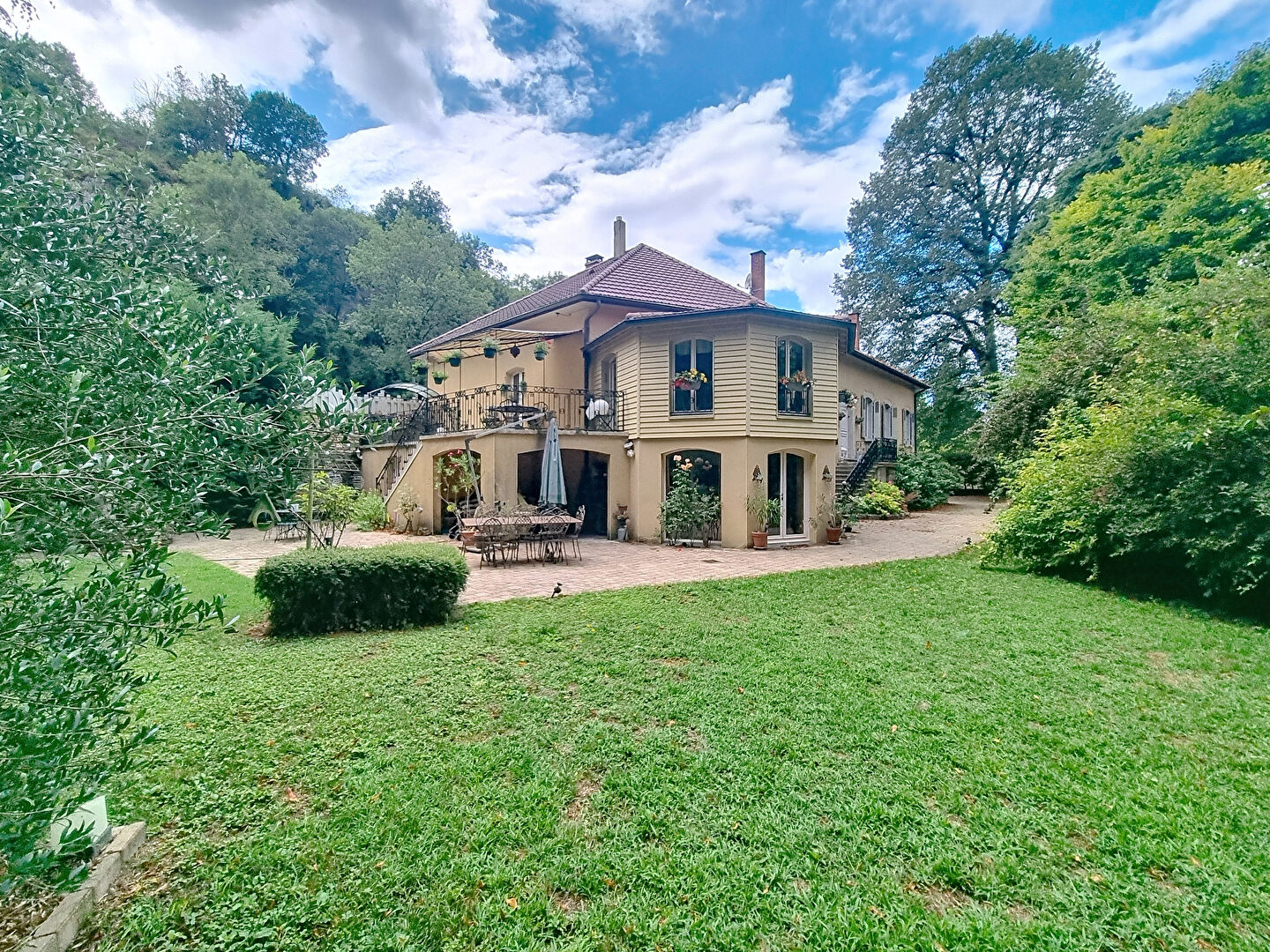 Propriété d'exception de 250m² située sur Crémieu  même avec parc arboré de 8863 m²