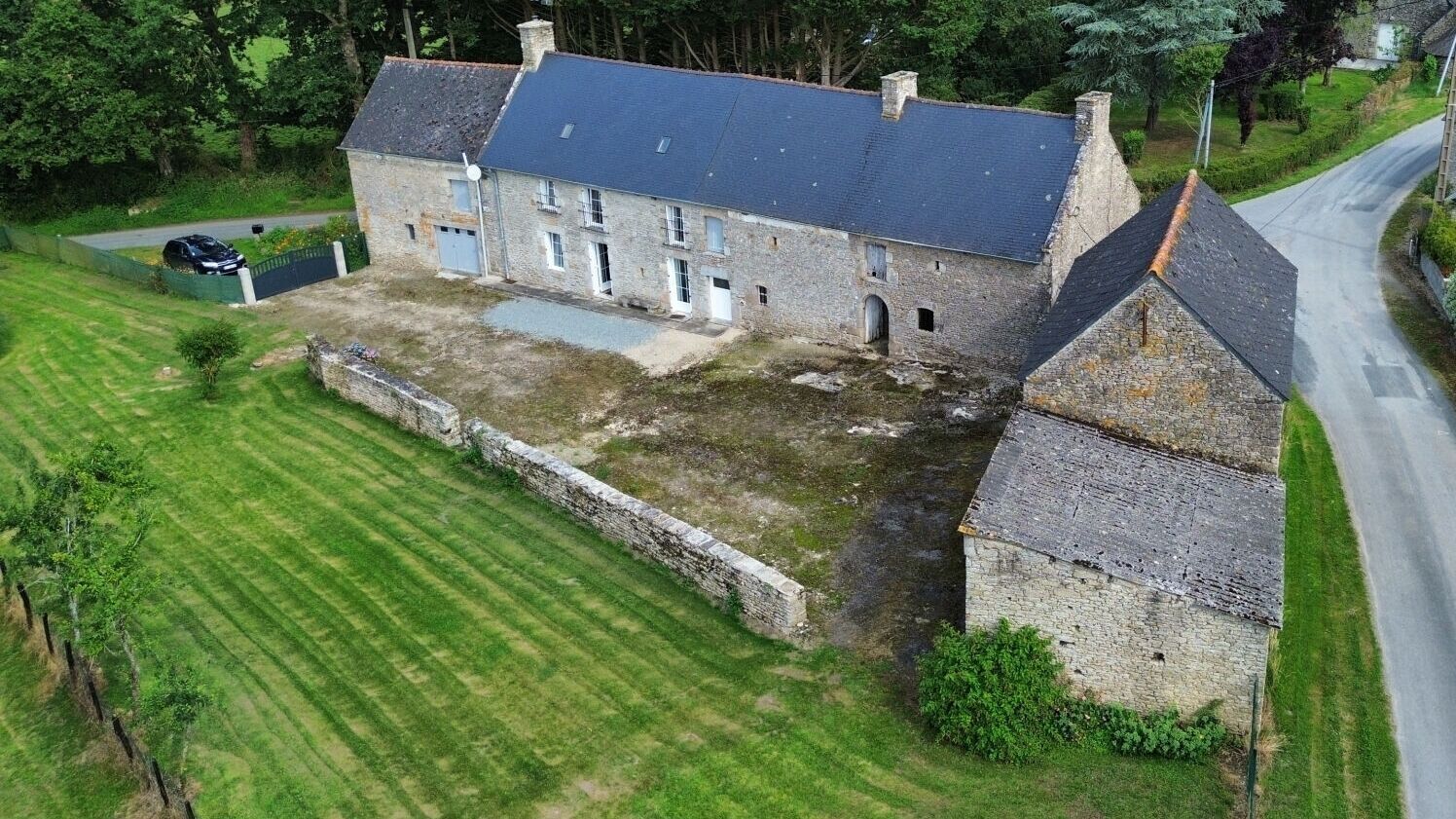 À VENDRE : Longère en pierre à Yvignac-la-Tour, 3 chambres
