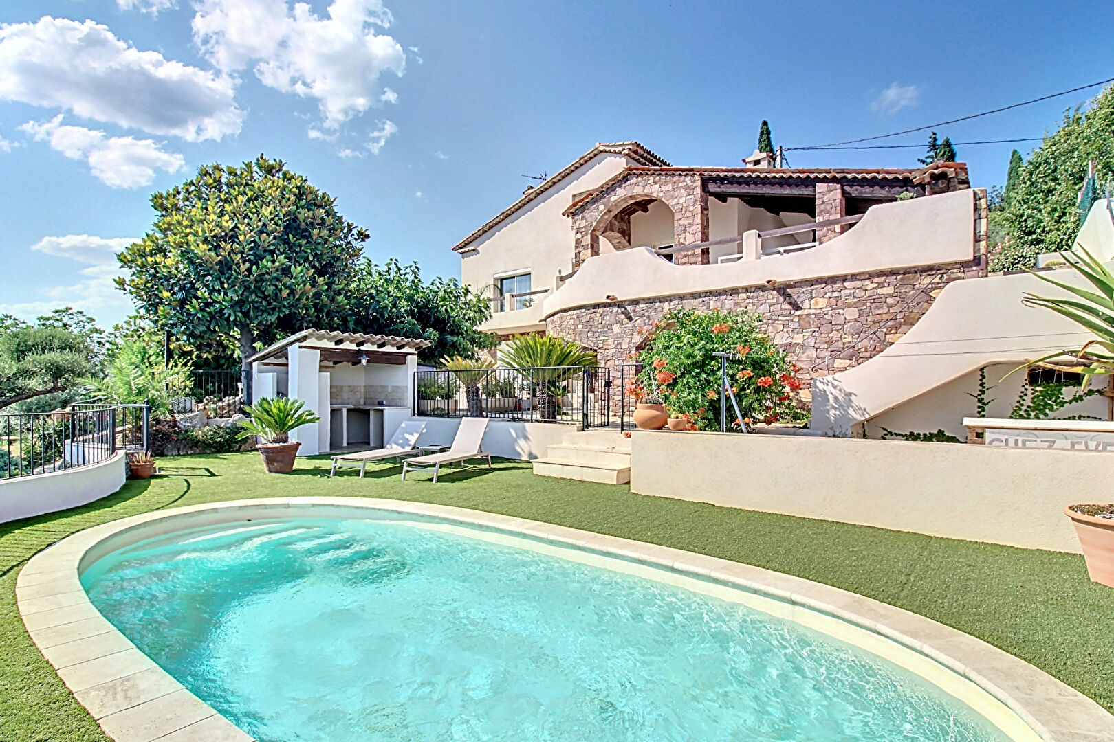 A VENDRE ! Maison Draguignan 8 pièces de 314 m² sur terrain 2549 m² de jardin avec piscine