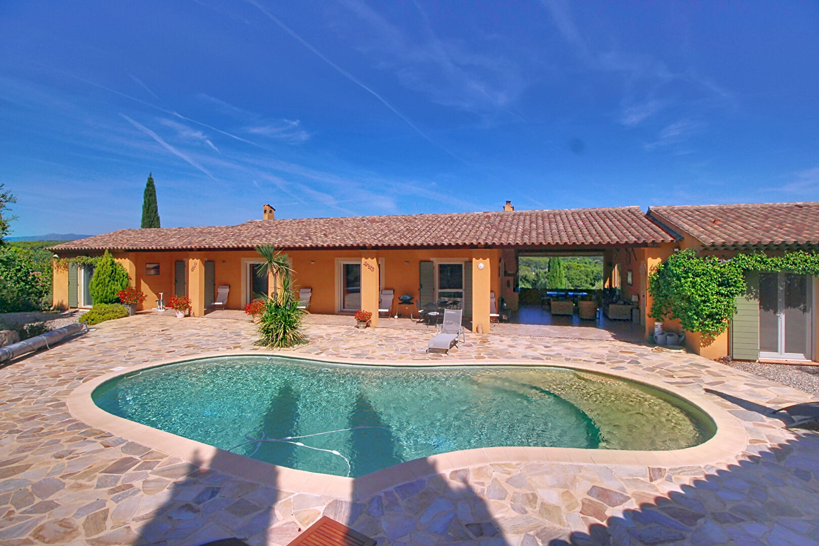 A vendre ! Maison avec VUE à LORGUES 200m² sur 4 000m² de terrain clos