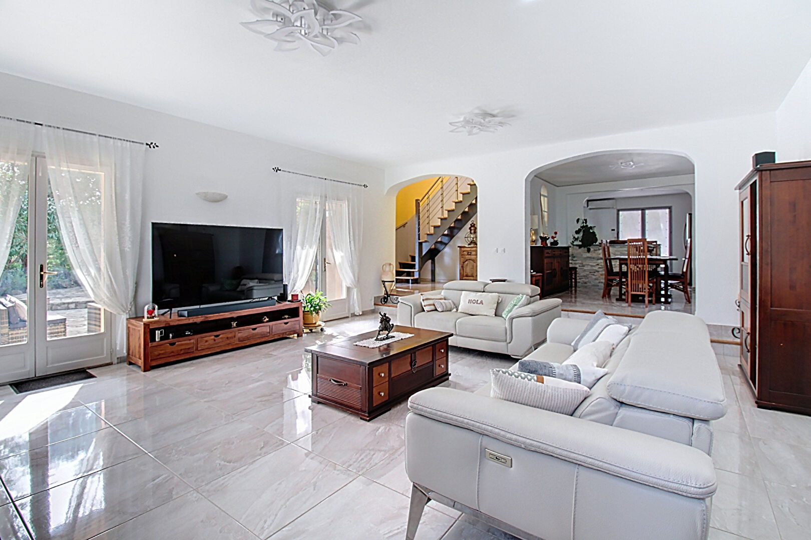 À VENDRE À LORGUES MAISON 211m²  avec piscine et garage.