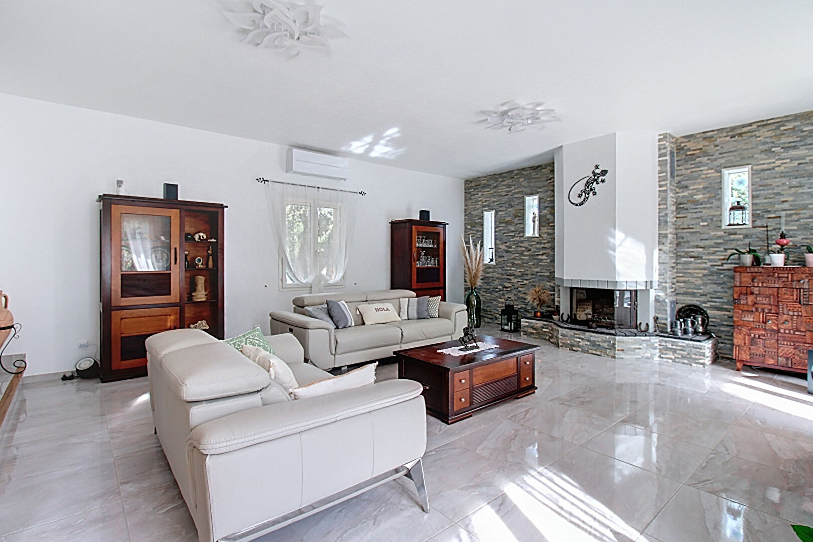 À VENDRE À LORGUES MAISON 211m²  avec piscine et garage.