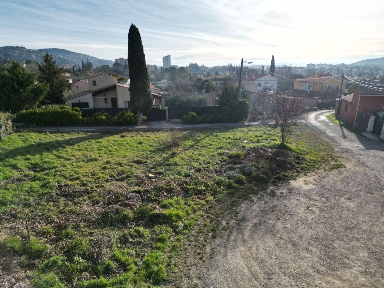 EXCLUSIVITE A VENDRE DRAGUIGNAN - TERRAIN CONSTRUCTIBLE 674m² avec Permis de construire