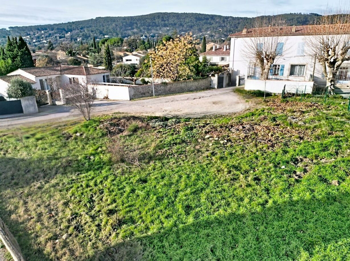 EXCLUSIVITE A VENDRE DRAGUIGNAN - TERRAIN CONSTRUCTIBLE 674m² avec Permis de construire