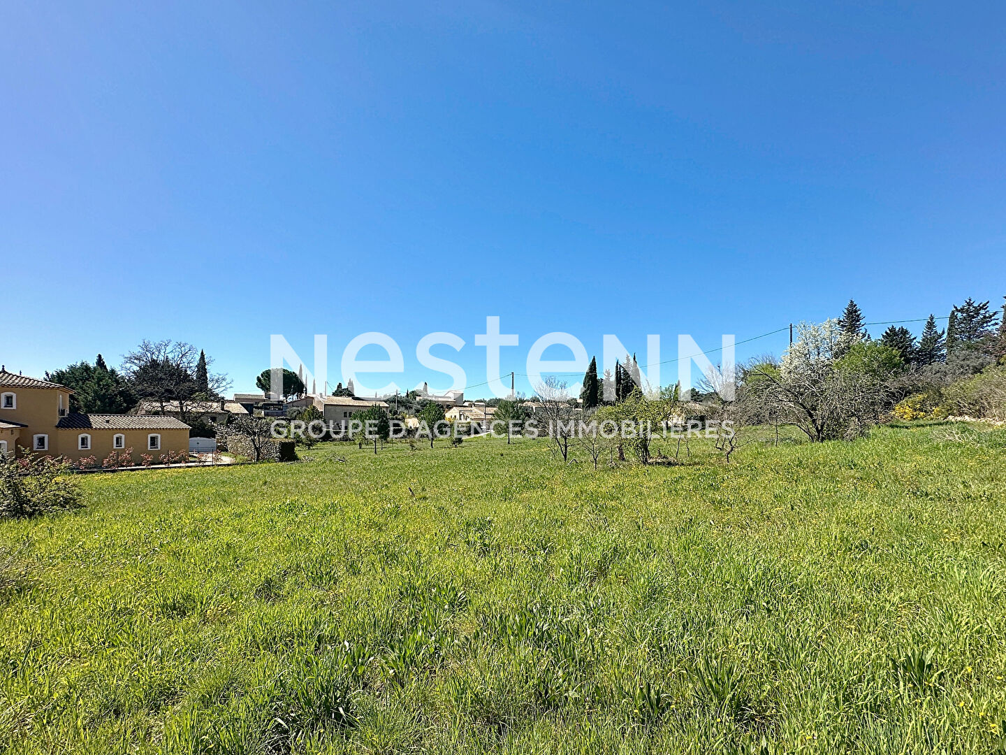 A VENDRE TERRAIN CONSTRUCTIBLE 1200 m2 LORGUES PROCHE VILLAGE