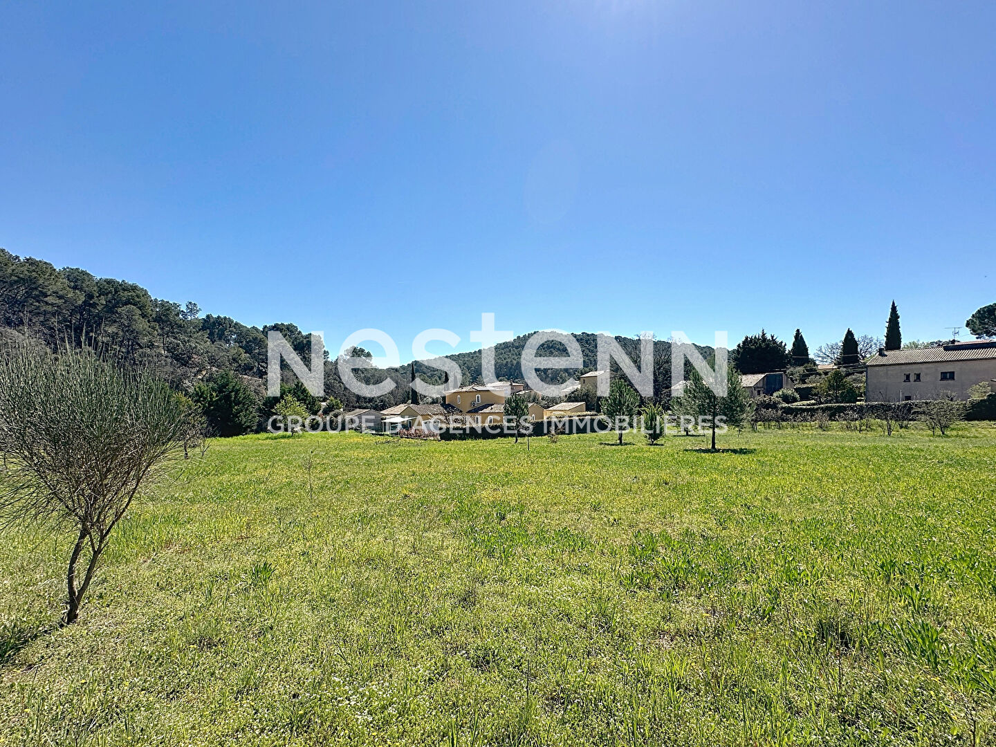 A VENDRE TERRAIN CONSTRUCTIBLE 1200 m2 LORGUES PROCHE VILLAGE