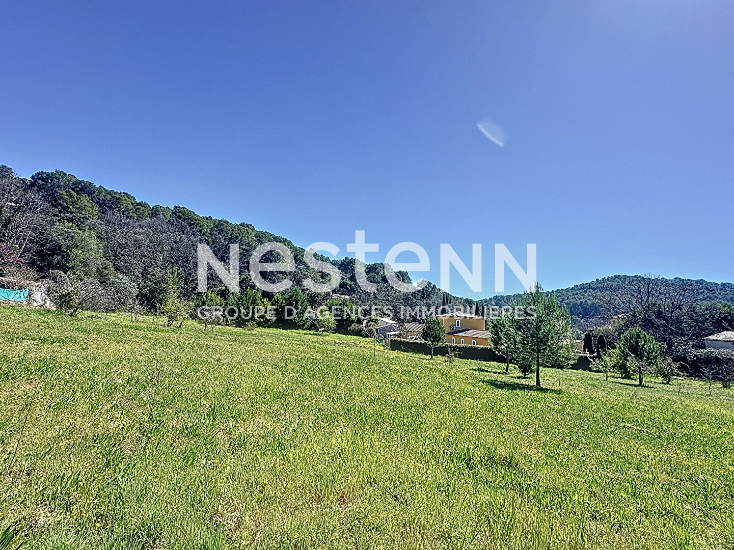 A VENDRE TERRAIN CONSTRUCTIBLE 2400 m2 LORGUES PROCHE VILLAGE