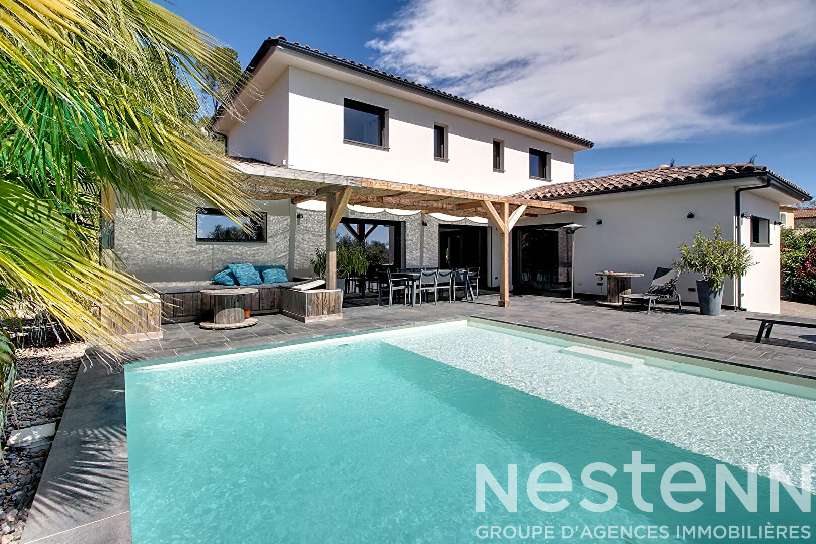 Maison à vendre proche du village de LORGUES - 6 chambres, piscine, grand terrain de 1937m²