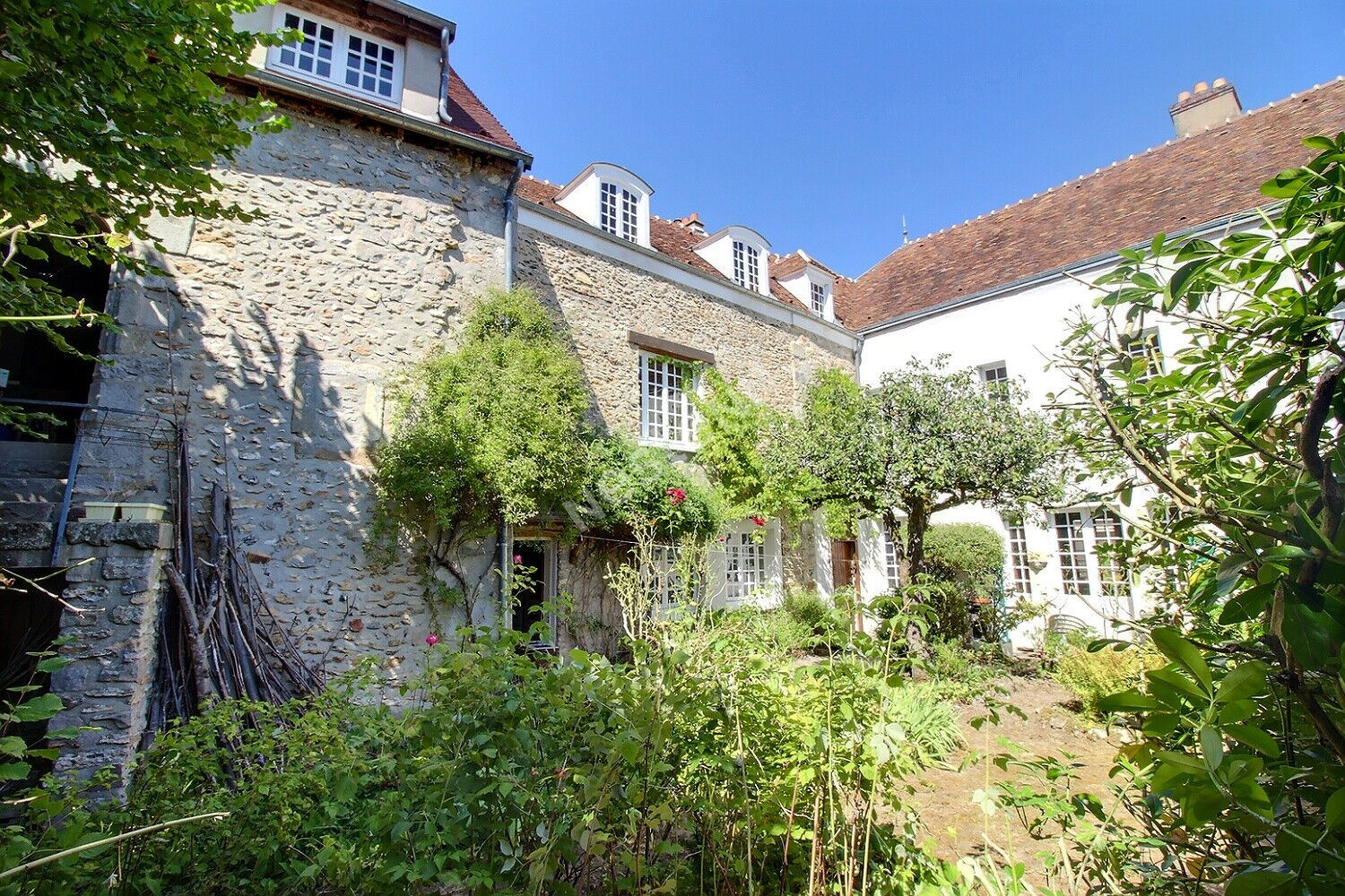 Magnifique demeure bourgeoise avec jardin au centre historique d'EPERNON