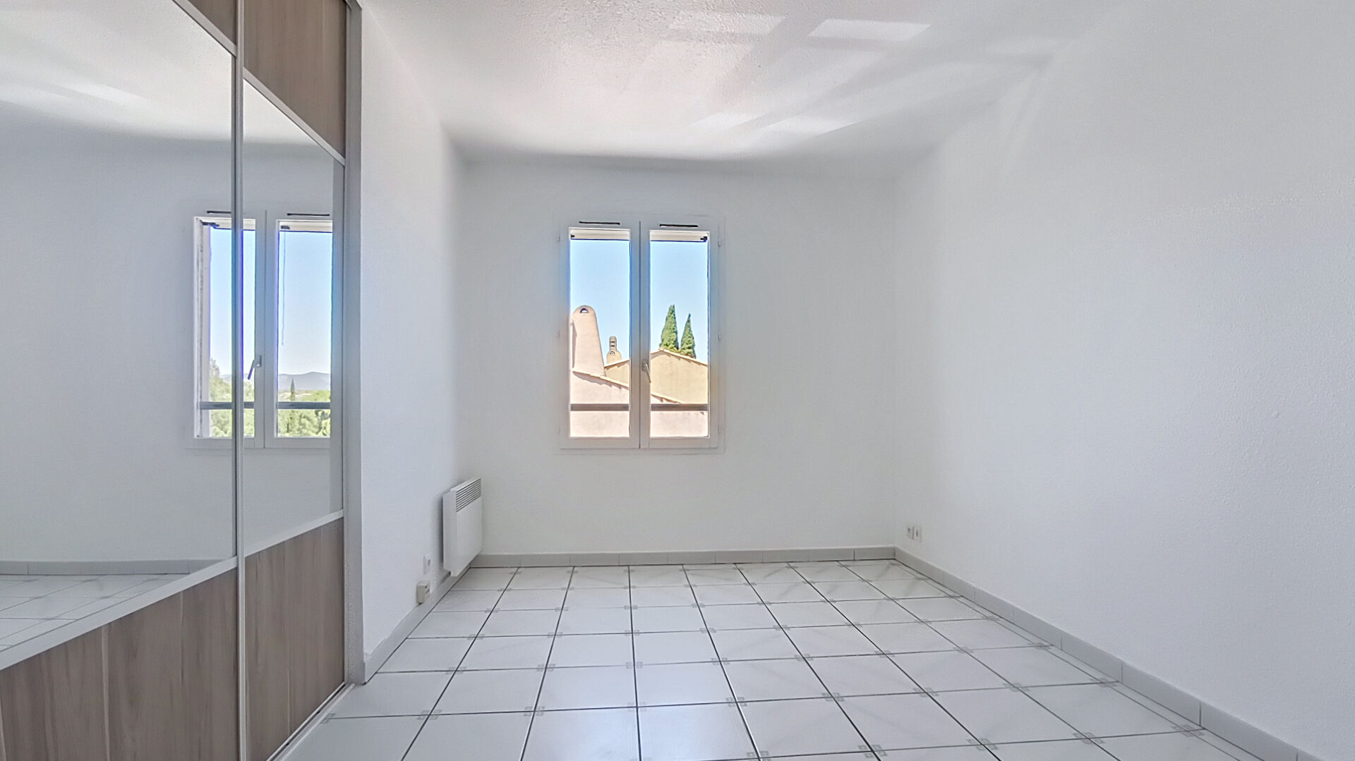 FREJUS T3 DERNIER ETAGE GARAGE PARKING CAVE