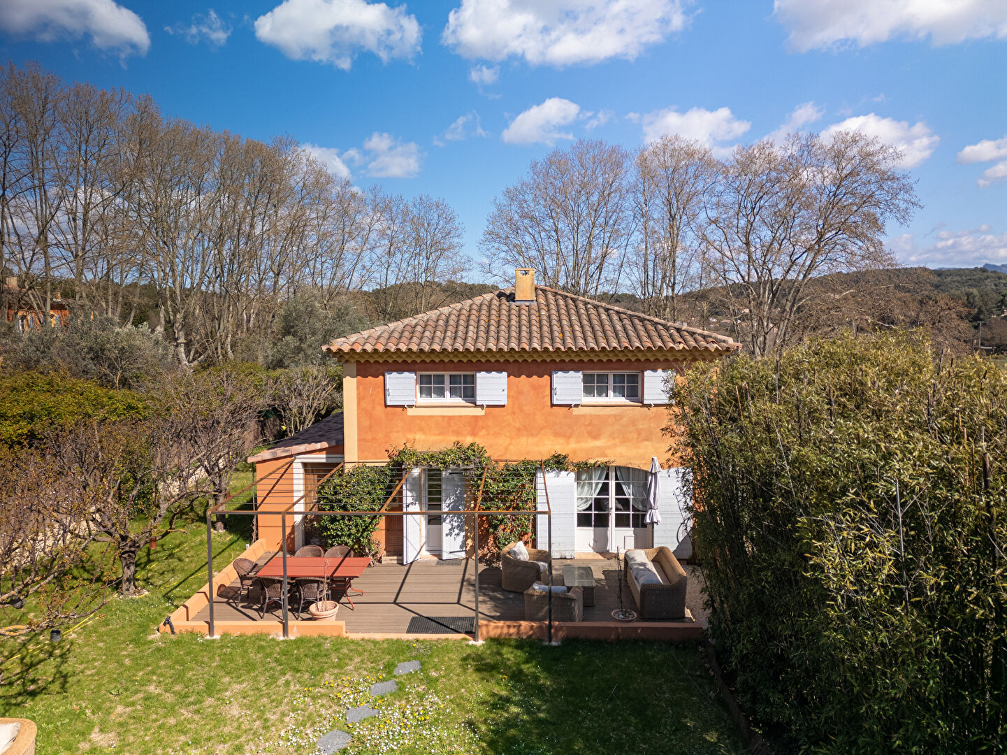 Maison Cabries 6 pièce(s), calme, 1343m² de terrain, 4 chambres, 1 appartement indépendant, serres
