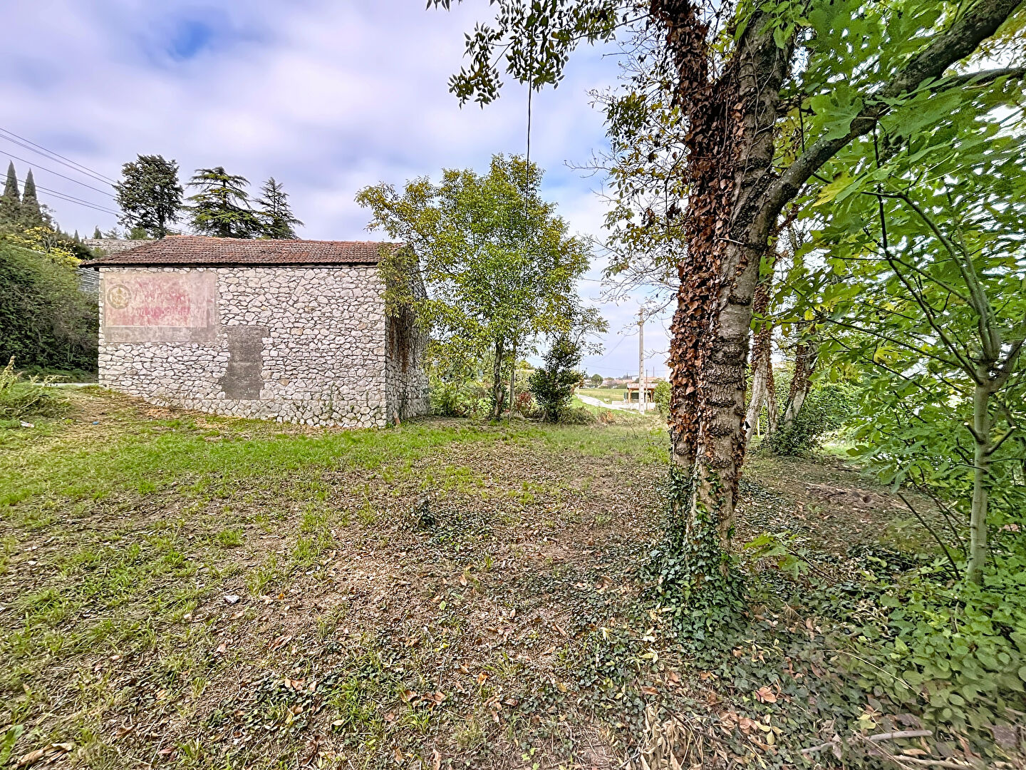 Grange a réhabiliter en habitation avec 785m² de terrain arboré · à Le Pouzin · 59 000 €
