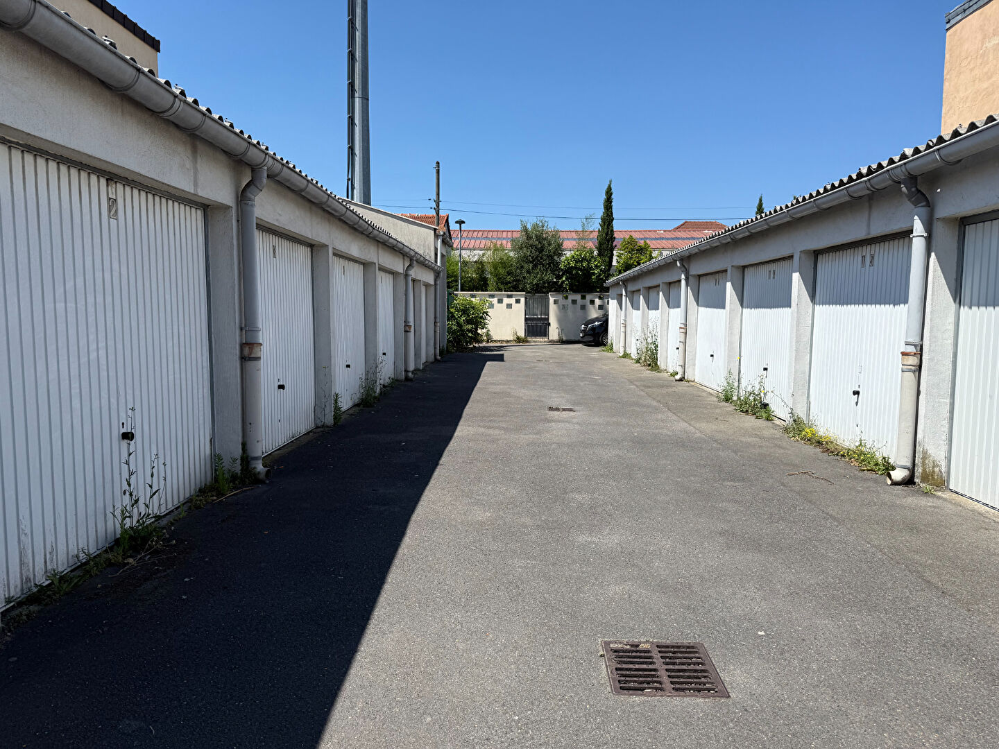 ROMAINVILLE LIMITE MONTREUIL, VILLIERS-BARBUSSE, 3 PARCELLES DE TERRAINS POUR 524M². 17 BOXES LOUES, BON REVENUS LOCATIFS · 1