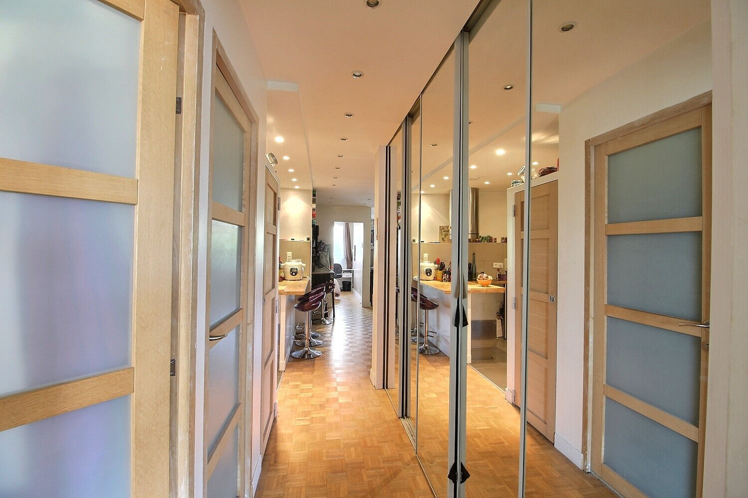 MONTREUIL, AU PIED DU METRO CROIX DE CHAVAUX, PROCHE COMMERCES ET ECOLES, 3 PIECES TRAVERSANT AVEC BALCONS, LOGGIA ET CAVE.