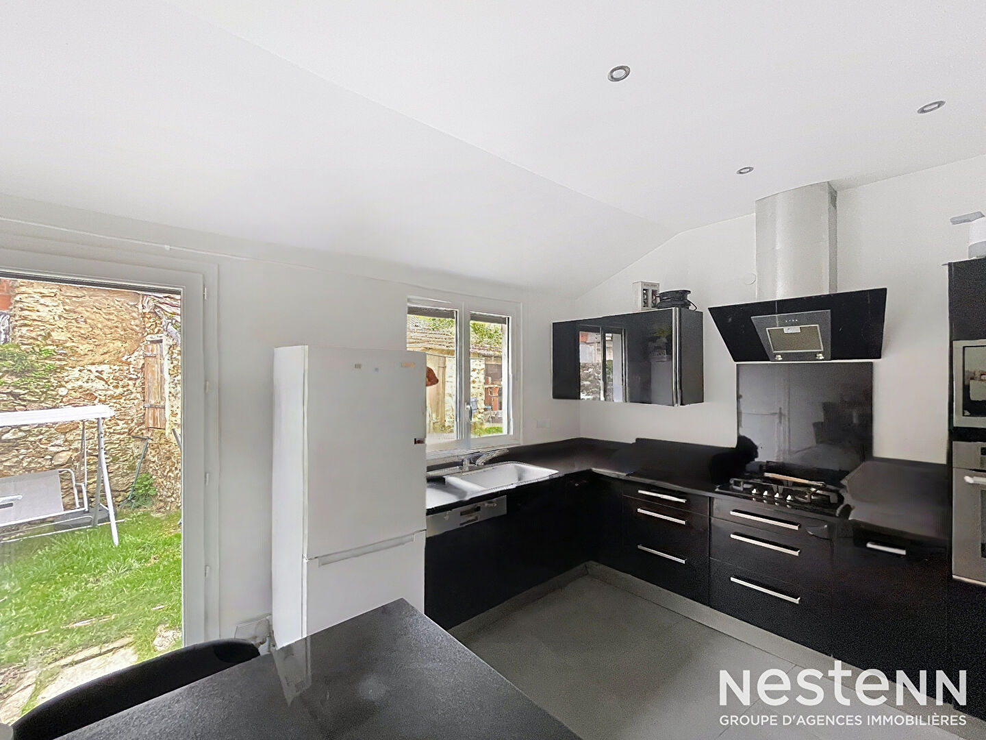 Charme et authenticité - Maison en pierre de taille  - 3 chambres, jardin et garage - Hameau d'Auxonnettes