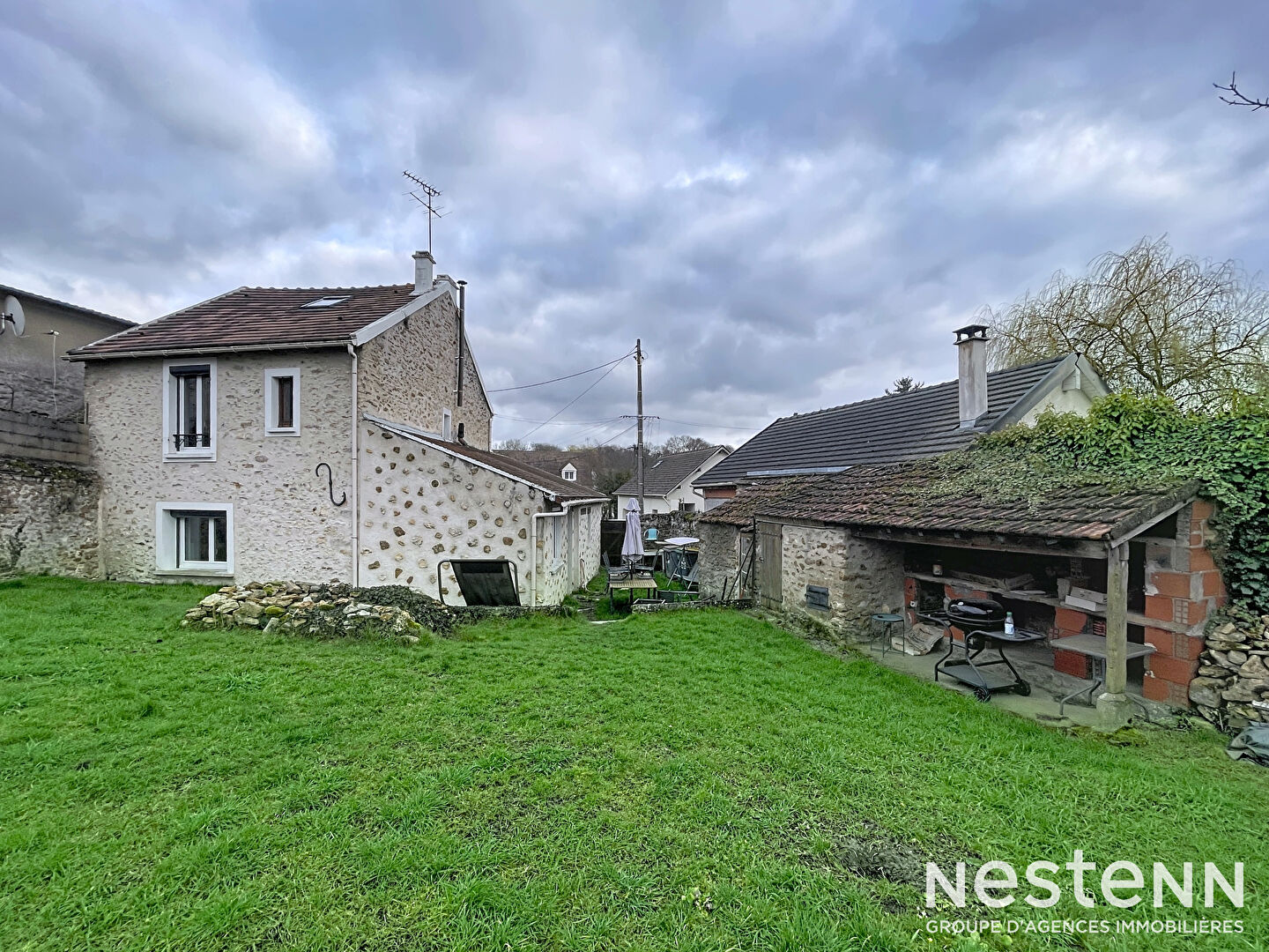 Charme et authenticité - Maison en pierre de taille  - 3 chambres, jardin et garage - Hameau d'Auxonnettes