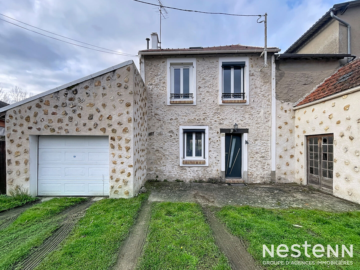 Charme et authenticité - Maison en pierre de taille  - 3 chambres, jardin et garage - Hameau d'Auxonnettes