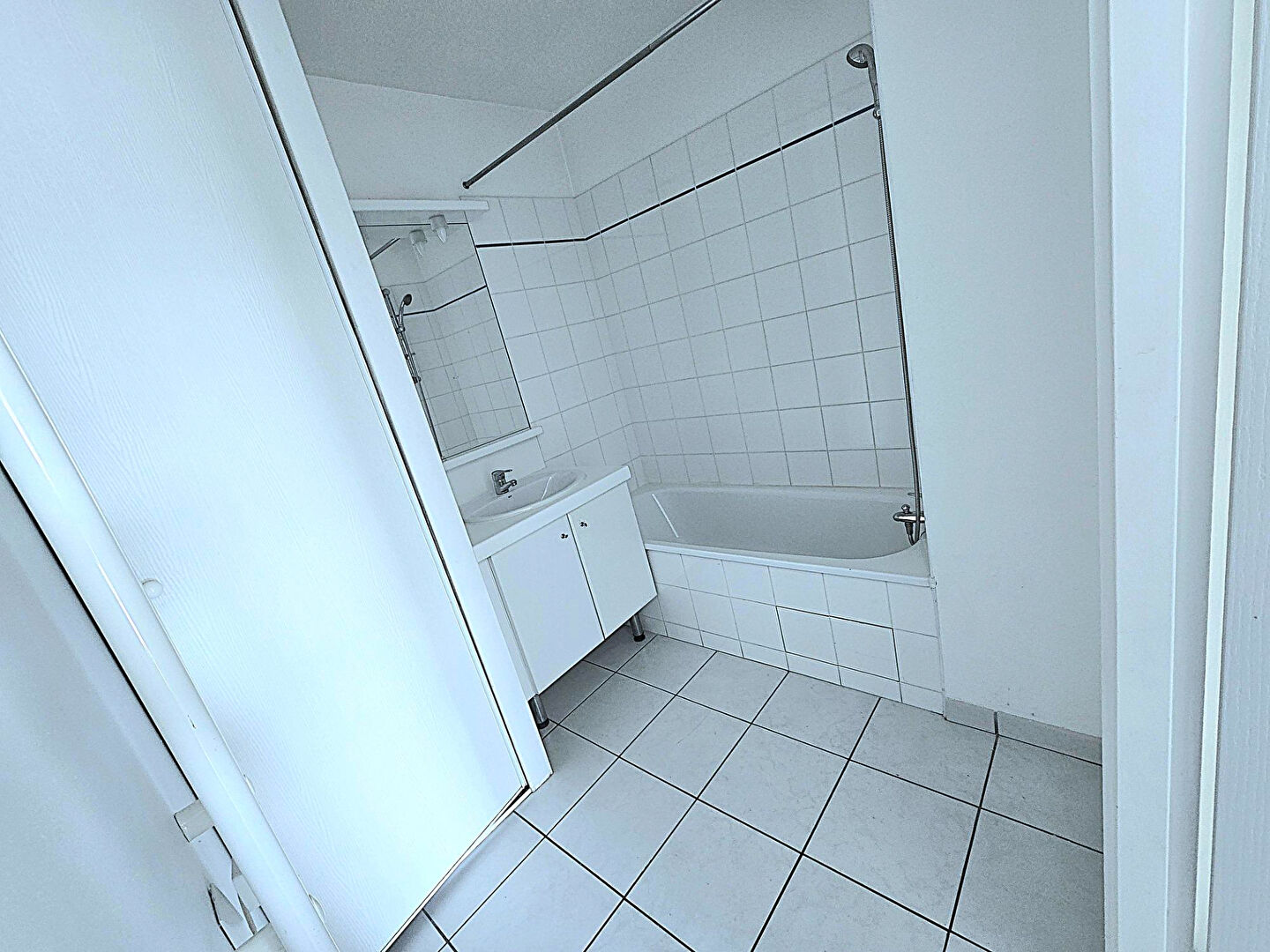 Cugnaux 31170 Agréable T3 récent de 61.76m² terrasse de 8.71m² en 2ème et dernier étage une place de parking en sous sol proche des commerces