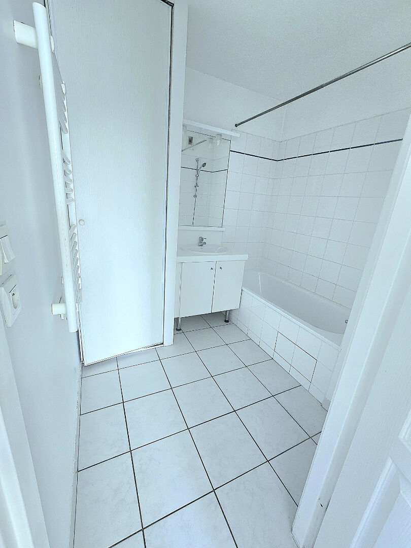 Cugnaux 31170 Agréable T3 récent de 61.76m² terrasse de 8.71m² en 2ème et dernier étage une place de parking en sous sol proche des commerces