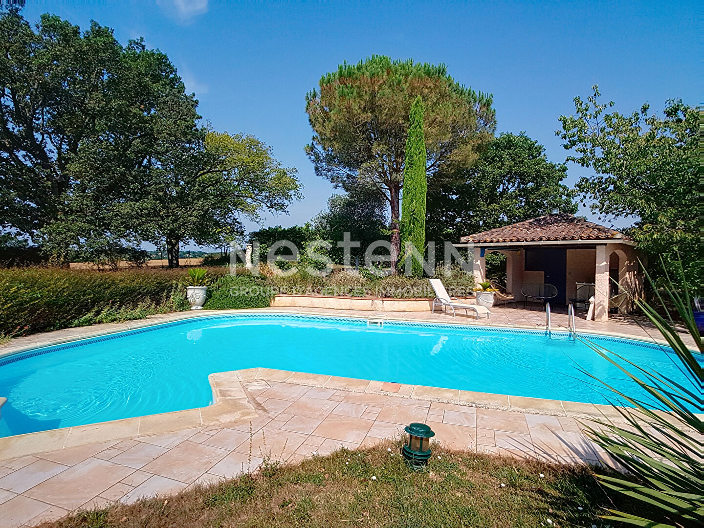 Maison L Isle Jourdain 240 m2 sur un terrain arboré de 4075m², garages, piscine, vue imprenable