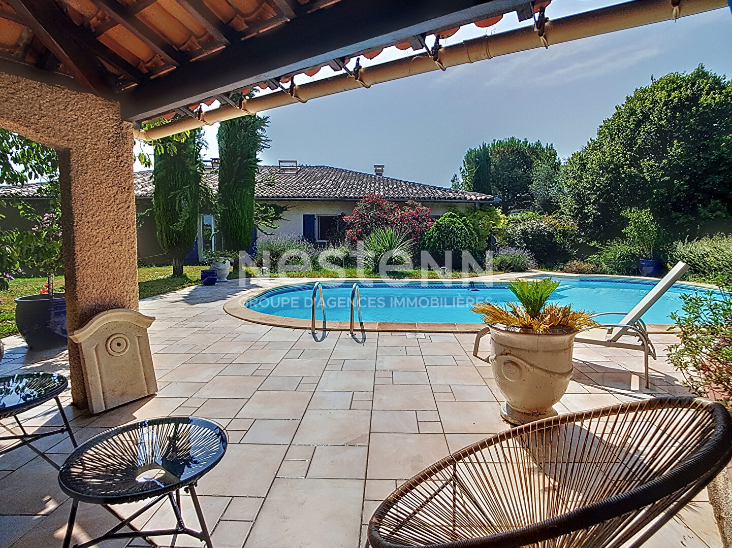 Maison L Isle Jourdain 240 m2 sur un terrain arboré de 4075m², garages, piscine, vue imprenable