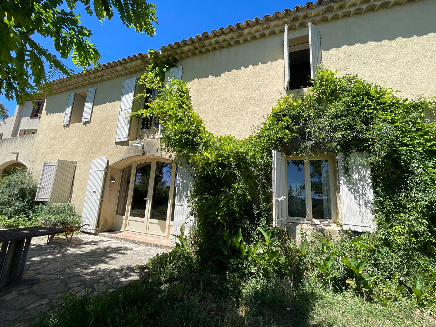 Bien immobilier à vendre à Vaugines 400m²