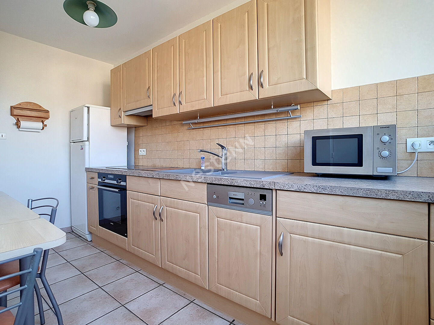 Grand appartement meuble ou non meuble a louer, lumineux avec un balcon 3 chambres