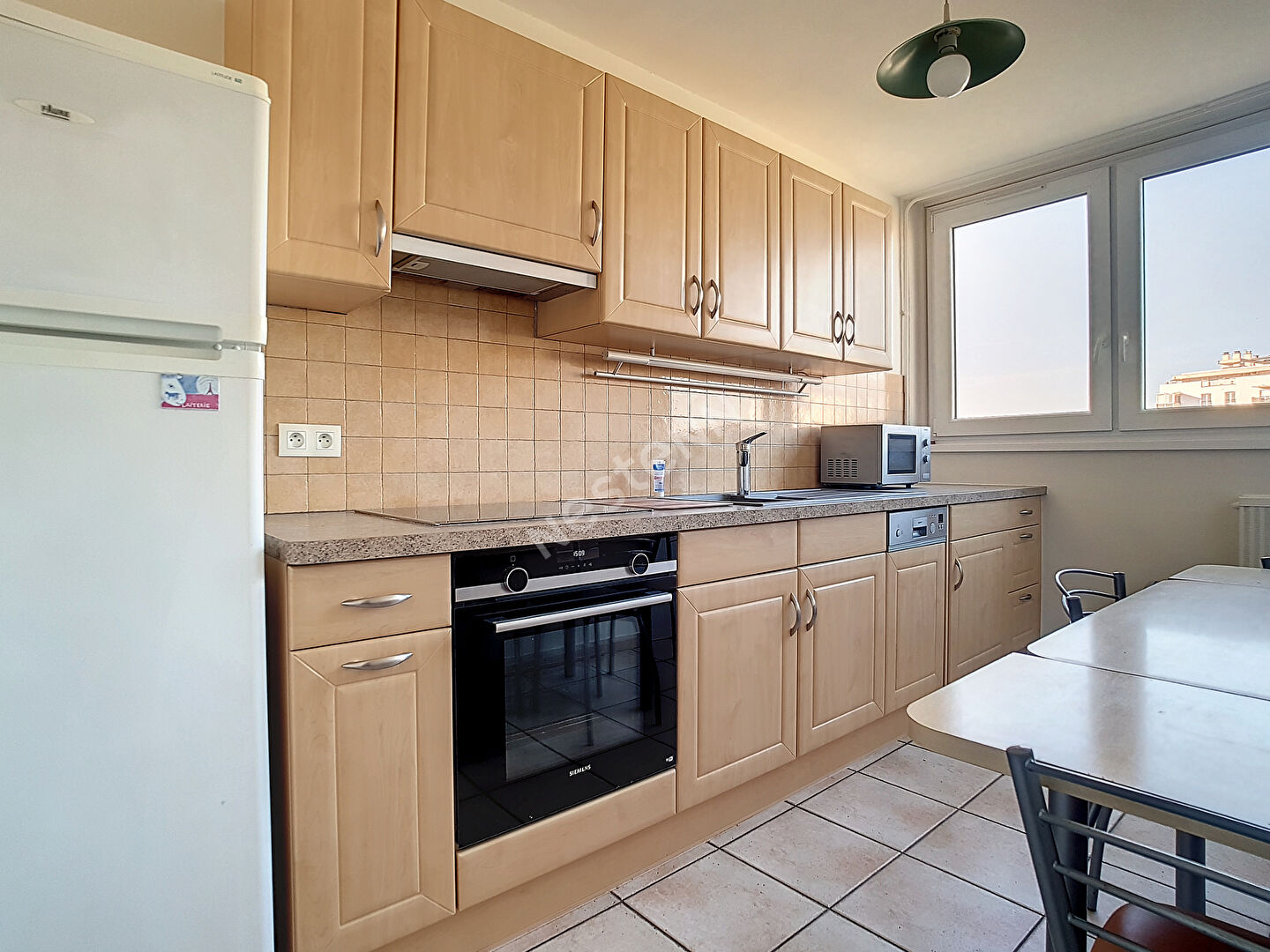 Grand appartement meuble ou non meuble a louer, lumineux avec un balcon 3 chambres