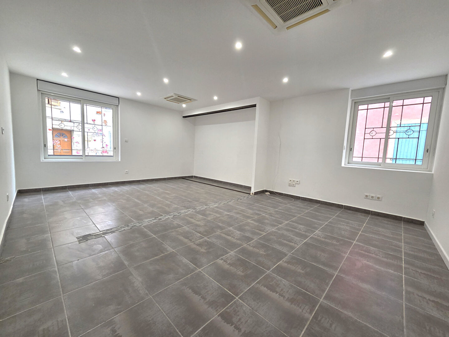 Local commercial 2 pièces 73 m²