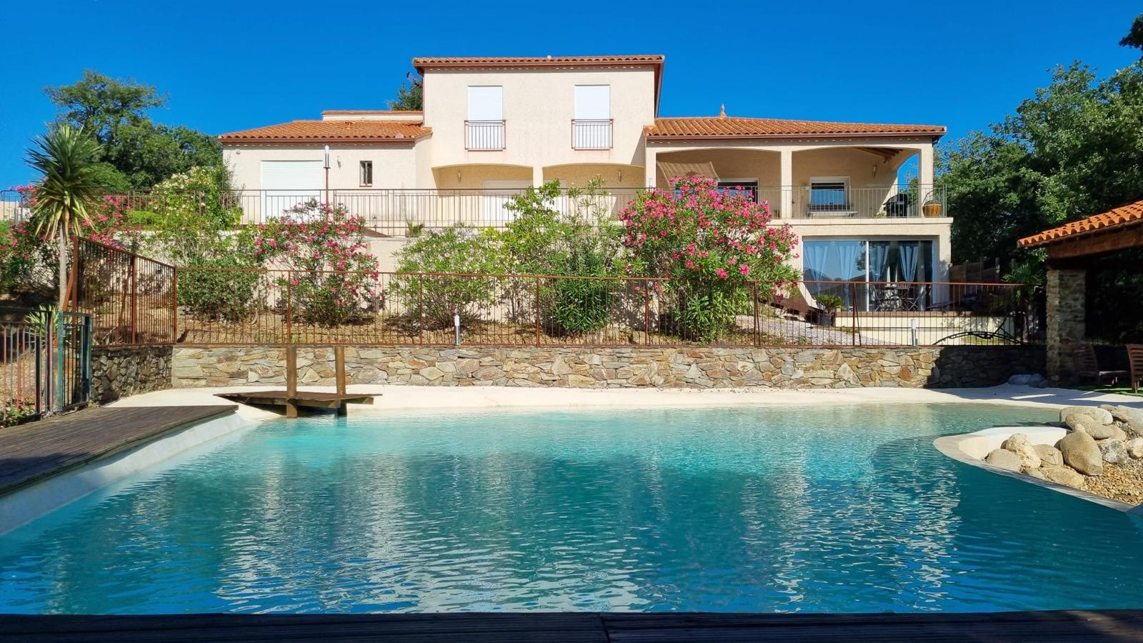 Maison de Prestige de 270m2 à Vendre à Villelongue Dels Monts avec piscine.