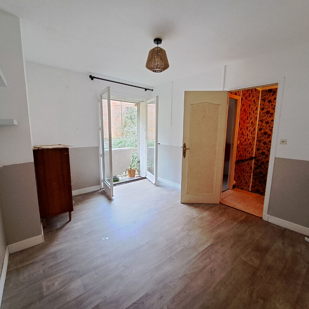 A VENDRE CHALABRE MAISON DE VILLAGE  + GARAGE + JARDIN