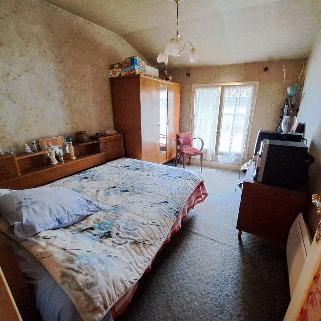 A VENDRE CHALABRE MAISON DE VILLAGE  + GARAGE + JARDIN