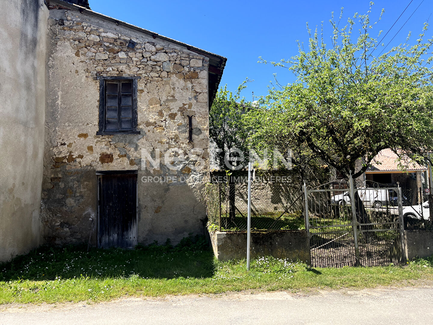 A VENDRE  GRANGE/ GARAGE ET JARDIN