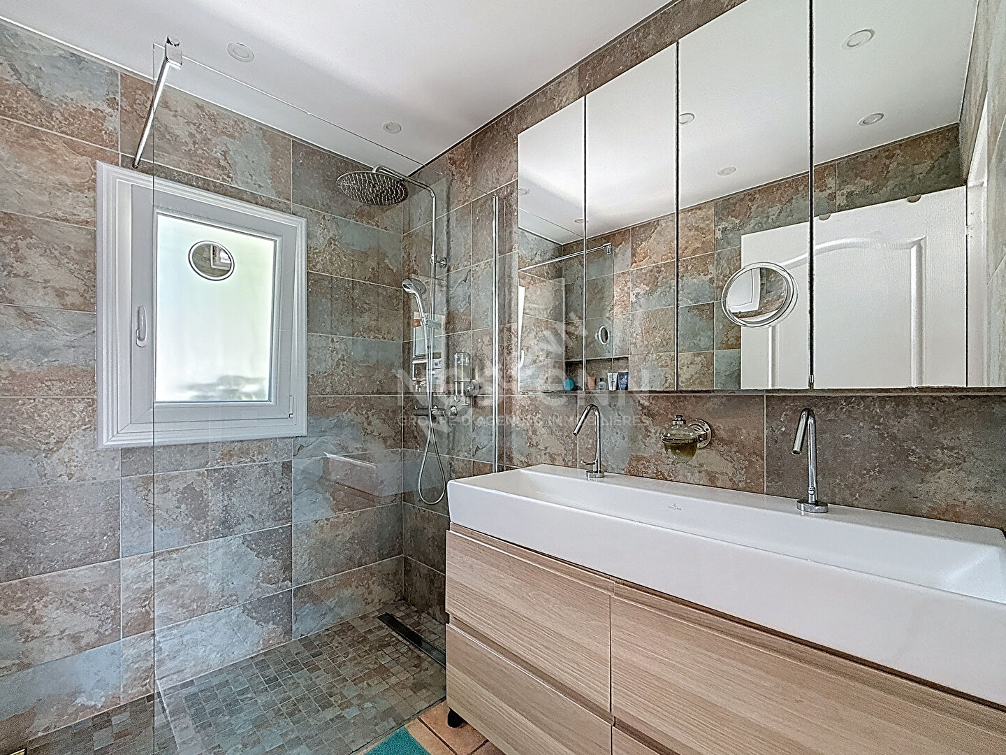 Élégante Maison à Vendre à Port Camargue - Un Havre de Paix