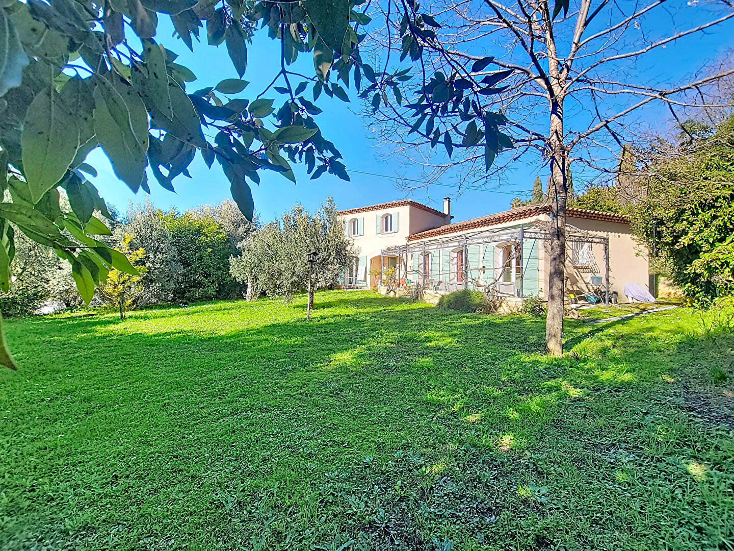 Belle bâtisse au charme provençale 5 pièce(s) 145.69m² 4 chambres sur terrain 1632m² 13013 Marseille