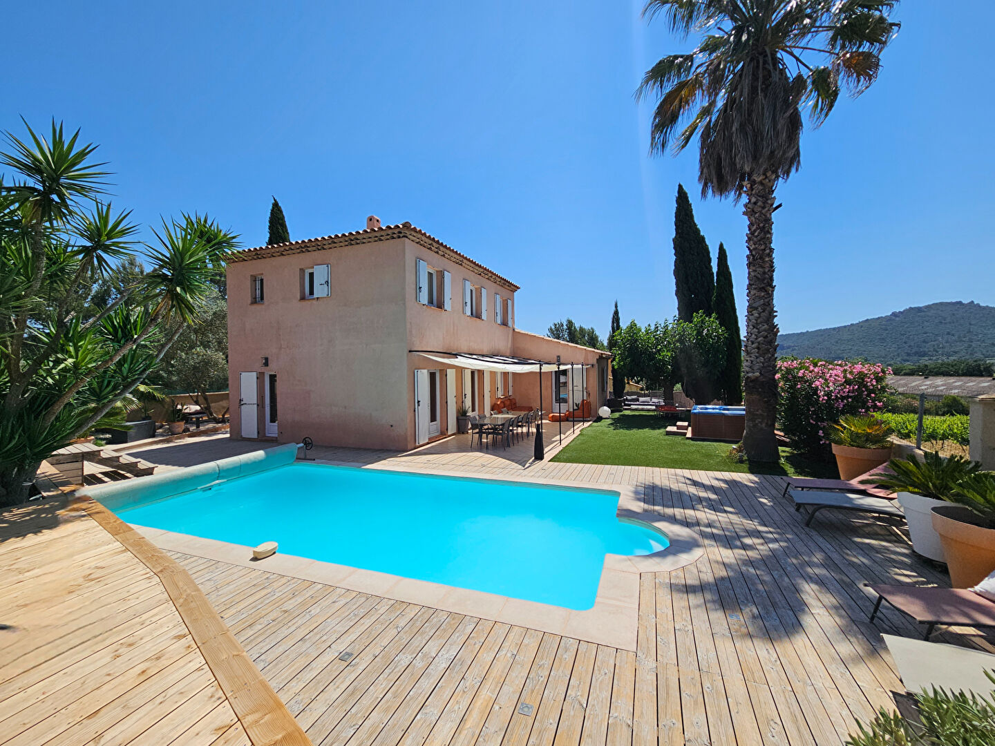 A VENDRE-Maison La Crau 5 pièce(s) 160m2 - Secteur résidentiel et recherché, piscine.