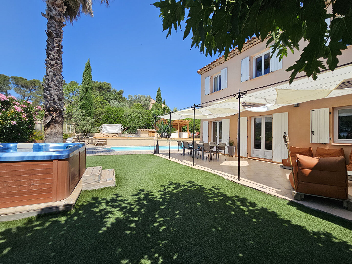 A VENDRE-Maison La Crau 5 pièce(s) 160m2 - Secteur résidentiel et recherché, piscine.
